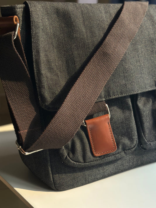 02. Brief Messenger Bag